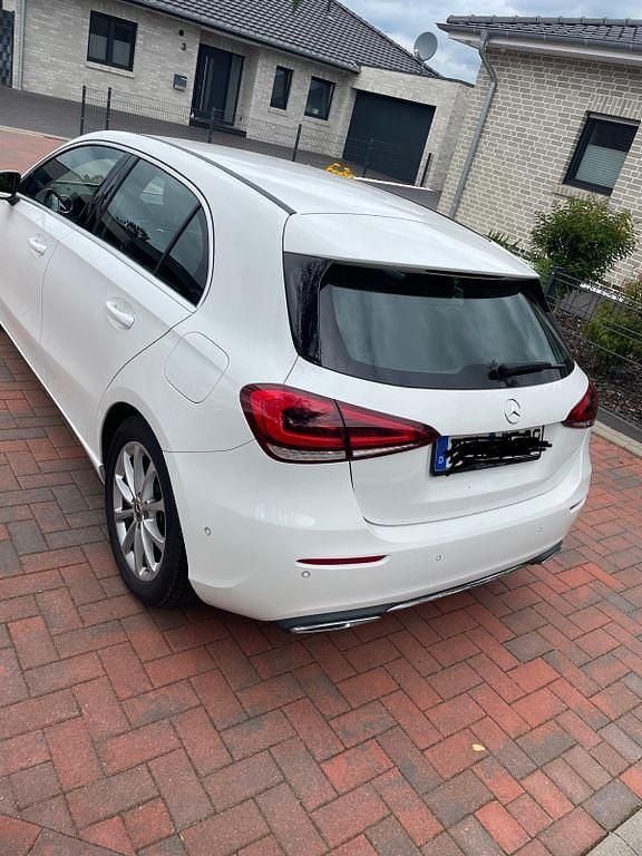 Weiß Gebraucht 2019 Mercedes A180 Progressive Limousine | 17.900 € (Superpreis) - Bild 1/4