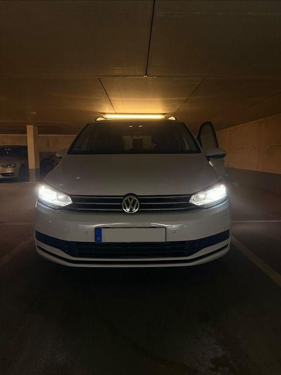 Weiß Gebraucht 2016 VW Touran Comfortline Van / Kleinbus | 16.490 € (Teuer) - Bild 1/4