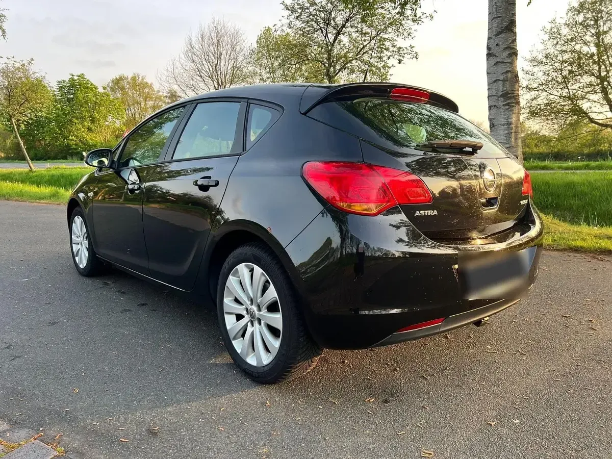 Usata Opel Astra 87 CV (63 kW) 2011 Nero Utilitaria