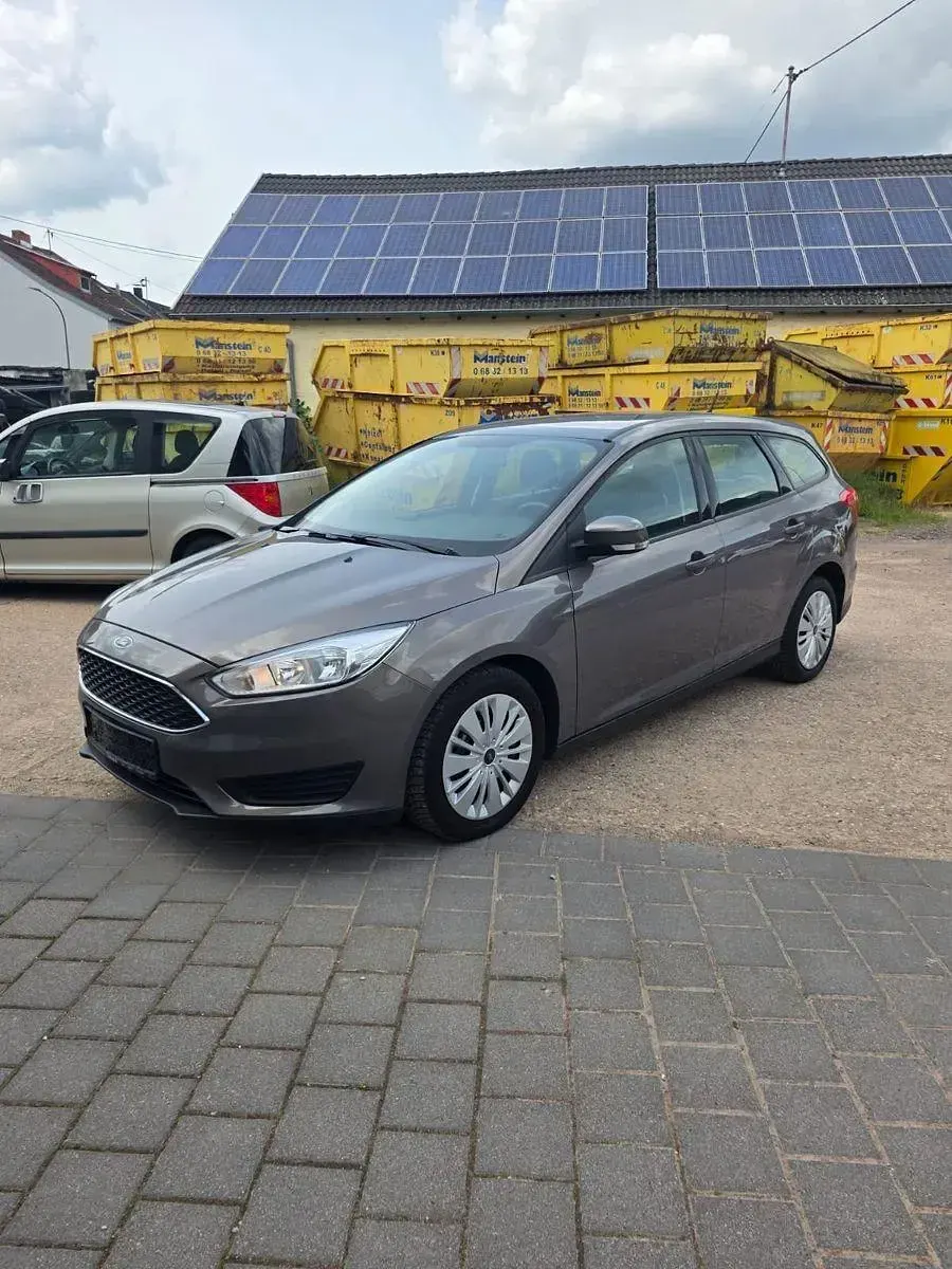 Gebraucht Ford Focus Trend 101 PS (74 kW) 2015 Braun Kombi