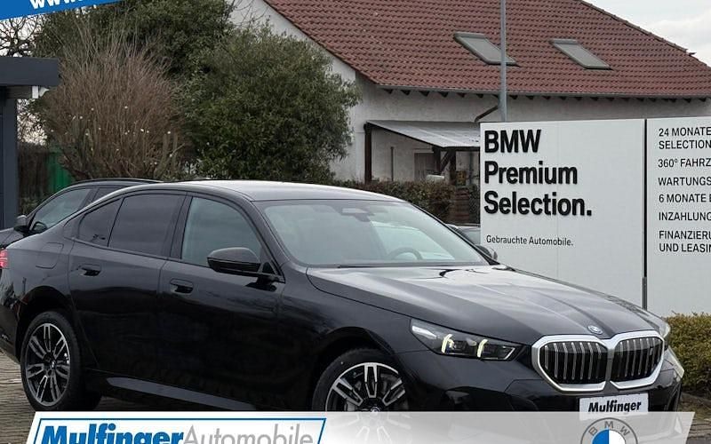 Neu BMW 550e M Sport 489 PS (359 kW) 2026 Grau Limousine