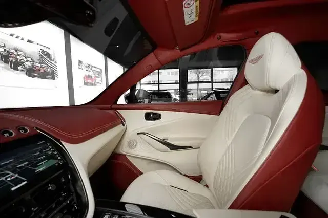 Gebraucht Aston Martin DBX 551 PS (405 kW) 2021 Lunar white SUV