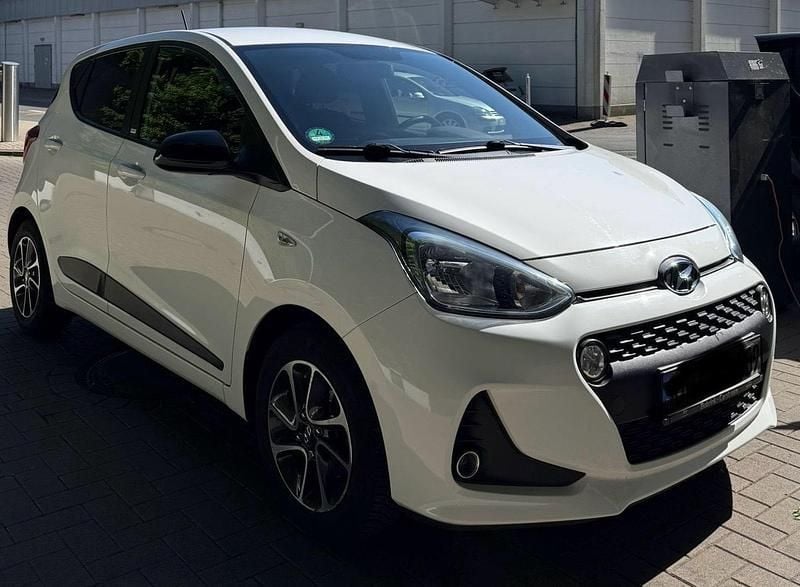 Weiß Gebraucht 2018 Hyundai i10 Passion Kleinwagen | 7.498 € (Guter Preis) - Bild 1/4
