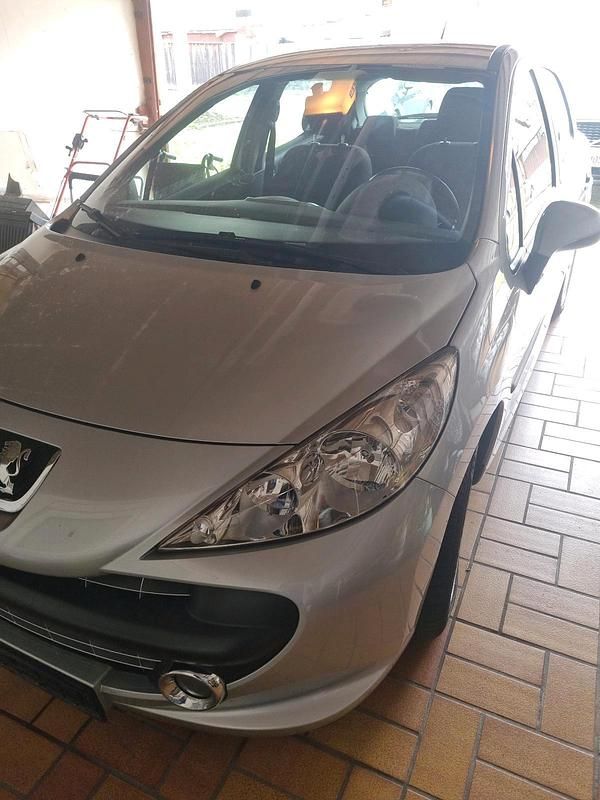 Gebraucht Peugeot 207 85 PS (62 kW) 2007 Silber Limousine