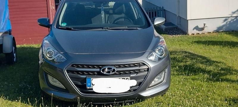 Grau Gebraucht 2015 Hyundai i30 Trend Kombi | 8.500 € (Guter Preis) - Bild 1/4