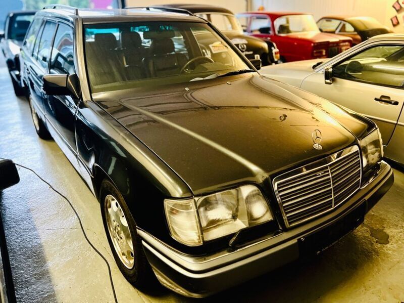 Schwarz Gebraucht 1993 Mercedes E36 AMG AMG Limousine | 77.500 € - Bild 1/4