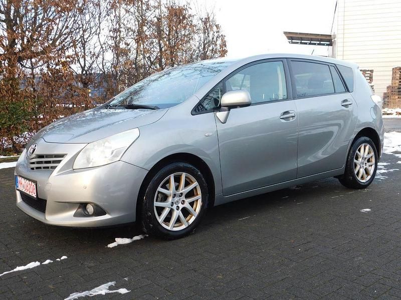 Grau Gebraucht 2013 Toyota Verso Travel Van / Kleinbus | 2.999 € - Bild 1/4
