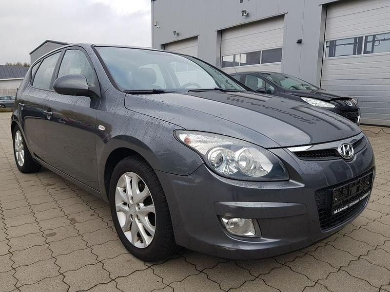 Grau Gebraucht 2009 Hyundai i30 Style Limousine | 2.300 € (Superpreis) - Bild 1/4