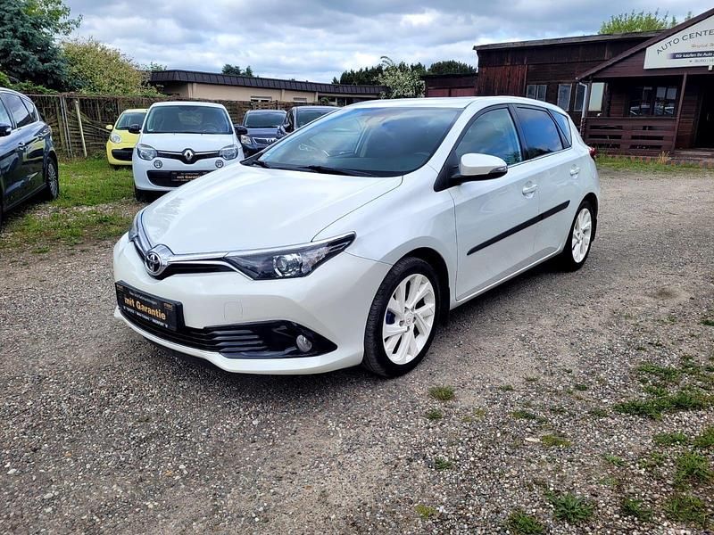 Gebraucht Toyota Auris Design 116 PS (85 kW) 2015 Weiß Limousine