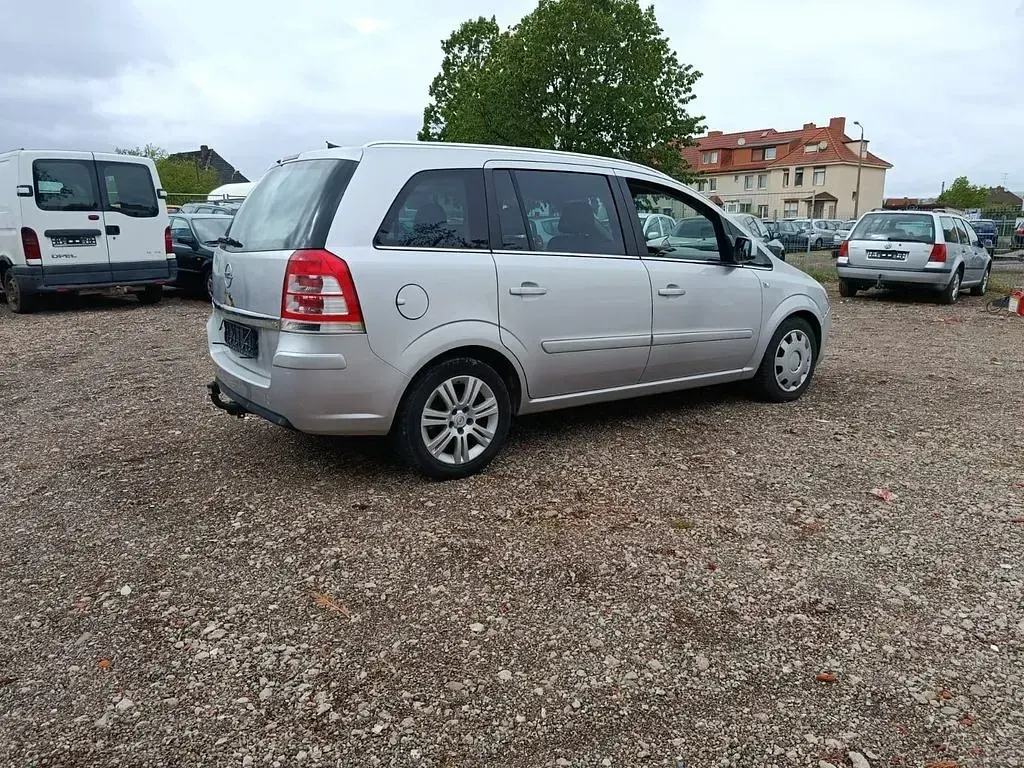 Gebraucht Opel Zafira Innovation 125 PS (91 kW) 2010 Silber Van / Kleinbus