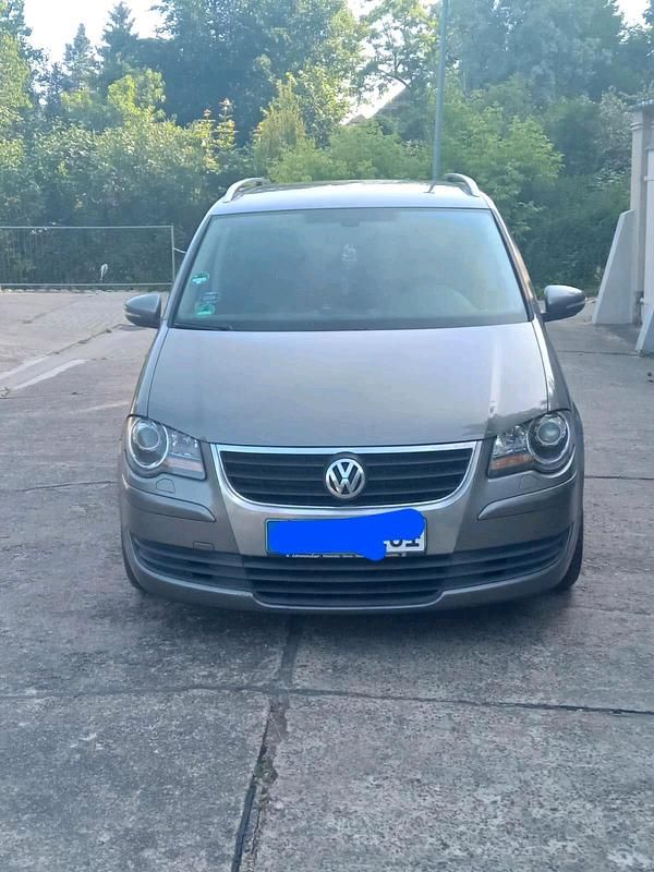 Grau Gebraucht 2010 VW Touran Van / Kleinbus | 4.299 € (Guter Preis) - Bild 1/4
