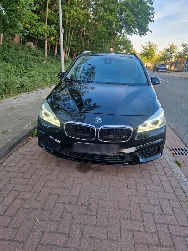 Schwarz Gebraucht 2016 BMW 218 Van / Kleinbus | 11.500 € (Guter Preis) - Bild 1/4