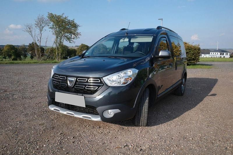 Grau Gebraucht 2020 Dacia Dokker Stepway Van | 13.900 € (Guter Preis) - Bild 1/4