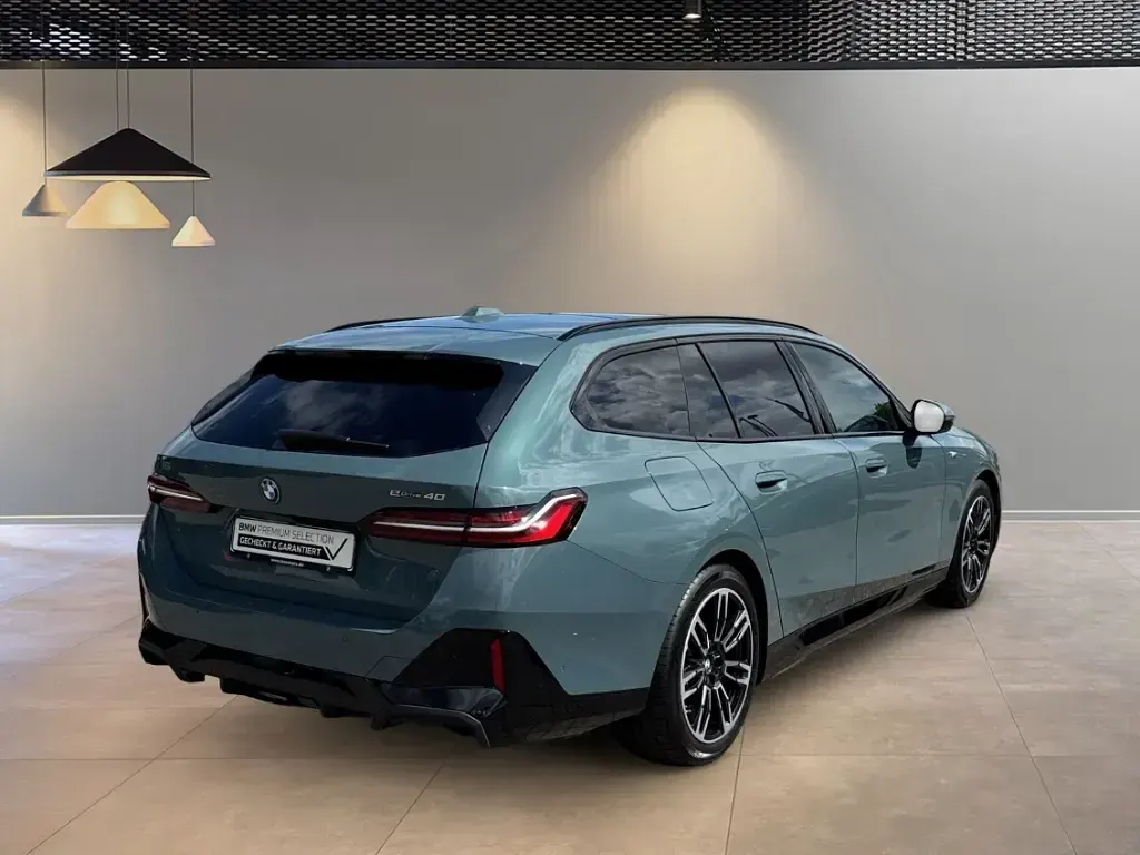 Gebraucht BMW i5 M Sport 250 kW (340 PS) 2025 Gruen Kombi