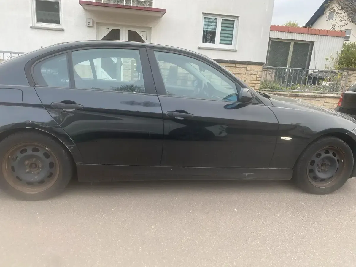 Gebraucht BMW 318 Basis 105 PS (77 kW) 2005 Schwarz Kleinwagen