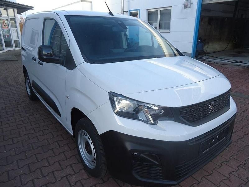 Gebraucht Peugeot Partner Premium 102 PS (75 kW) 2023 Weiß Van / Kleinbus