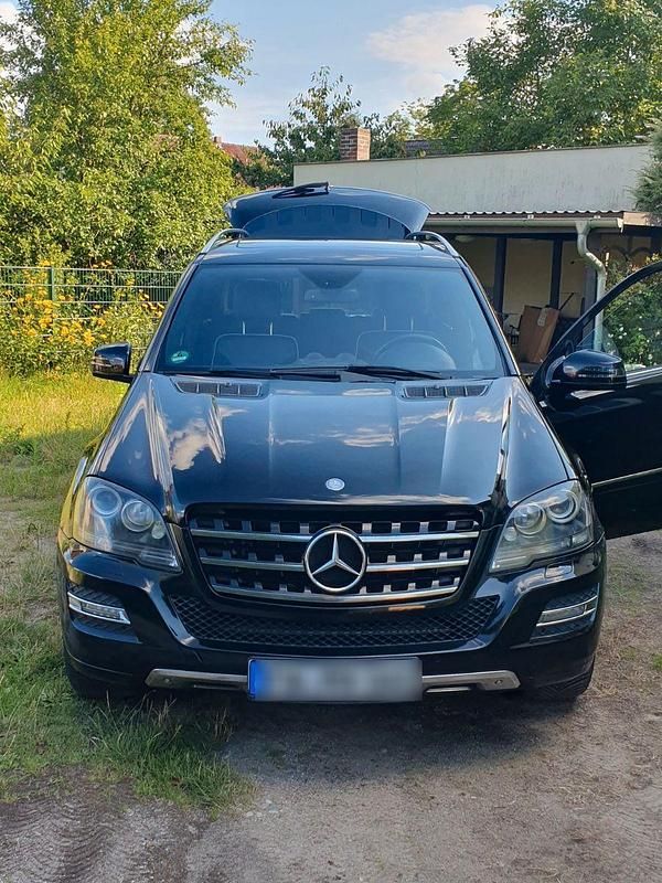 Schwarz Gebraucht 2011 Mercedes ML500 Edition SUV | 17.300 € - Bild 1/4