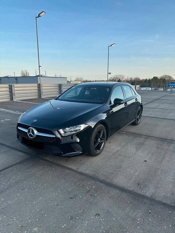 Schwarz Gebraucht 2020 Mercedes A180 Limousine | 21.999 € (Fairer Preis) - Bild 1/4