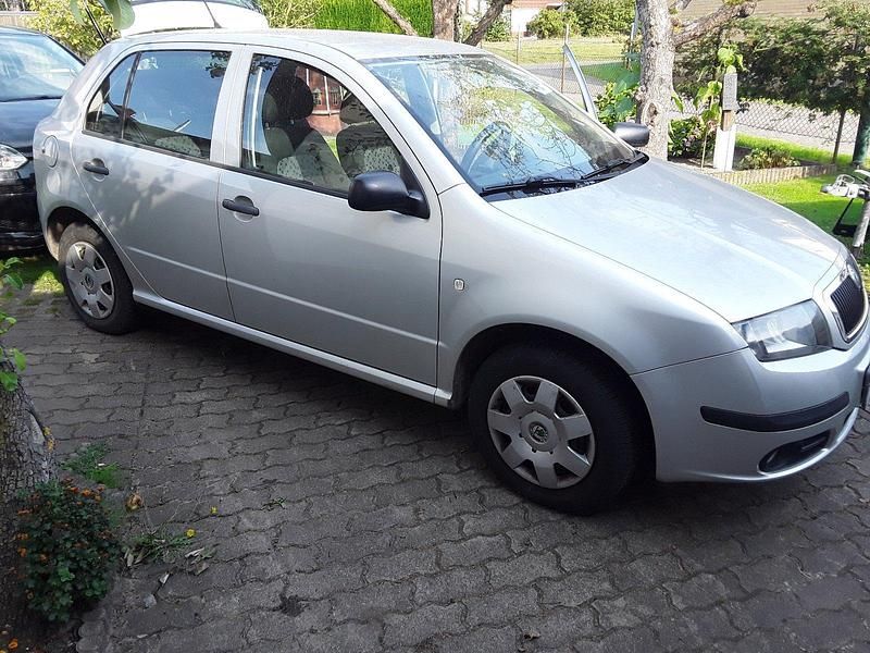 Silber Gebraucht 2005 Skoda Fabia Kleinwagen | 2.840 € - Bild 1/4