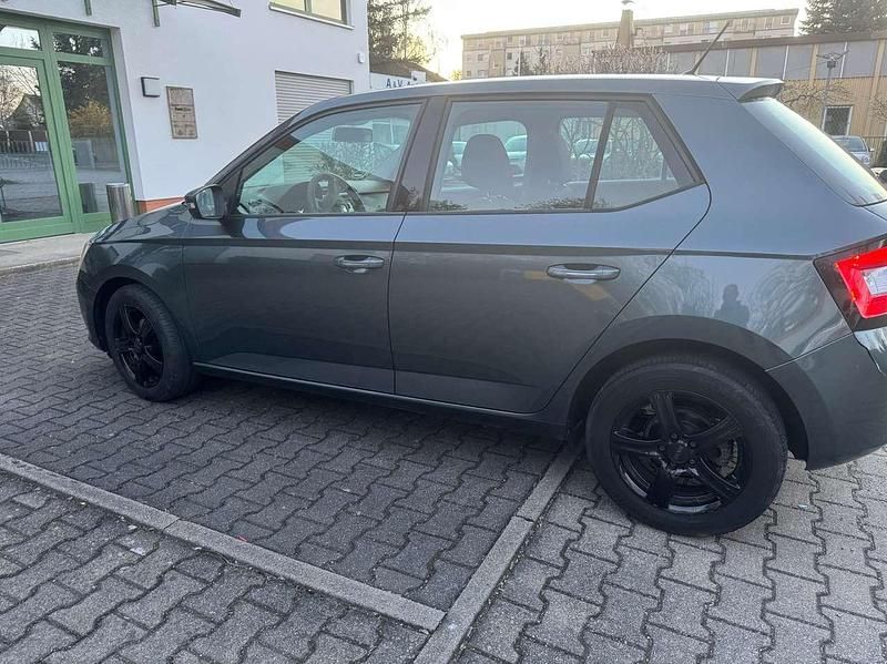 Gebraucht Skoda Fabia 90 PS (66 kW) 2016 Grau Limousine