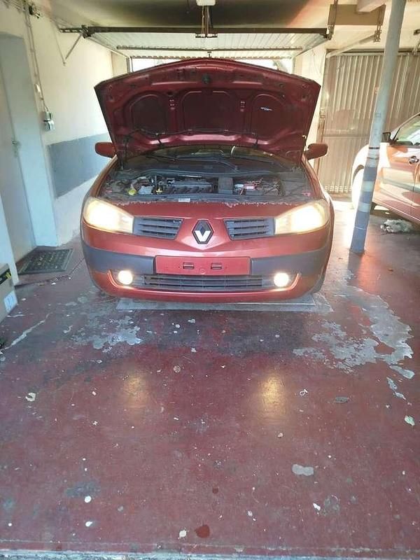 Rot Gebraucht 2005 Renault Mégane II Limousine | 800 € (Guter Preis) - Bild 1/4
