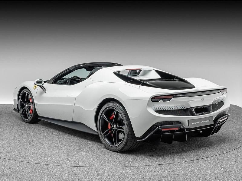 Gebraucht Ferrari 296 829 PS (609 kW) 2025 Bianco cervino Cabrio