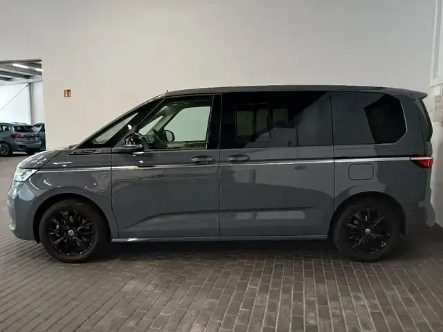 Gebraucht VW Multivan Style 150 PS (110 kW) 2025 Grau Van / Kleinbus