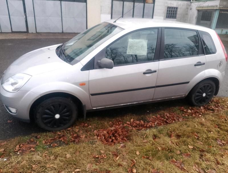 Używany Ford Fiesta 90 KM (66 kW) 2004 Srebrny Hatchback