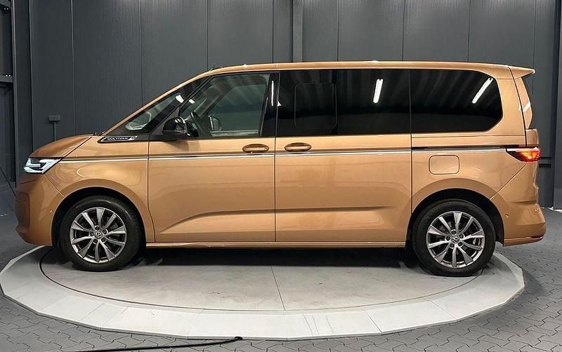 Gebraucht VW Multivan Style 150 PS (110 kW) 2023 Copper bronze metallic Van