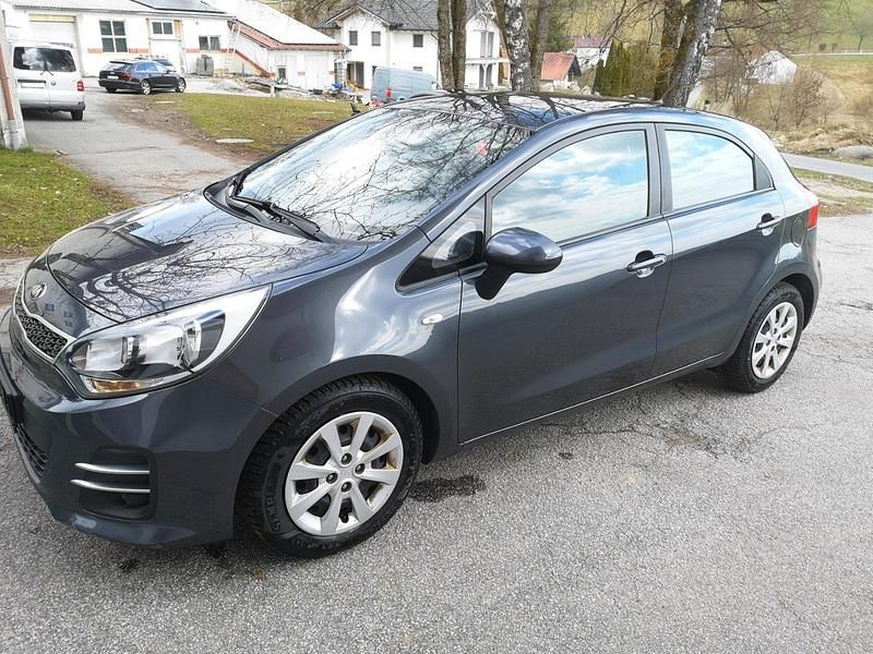 Gebraucht Kia Rio 90 PS (66 kW) 2015 Grau Kleinwagen