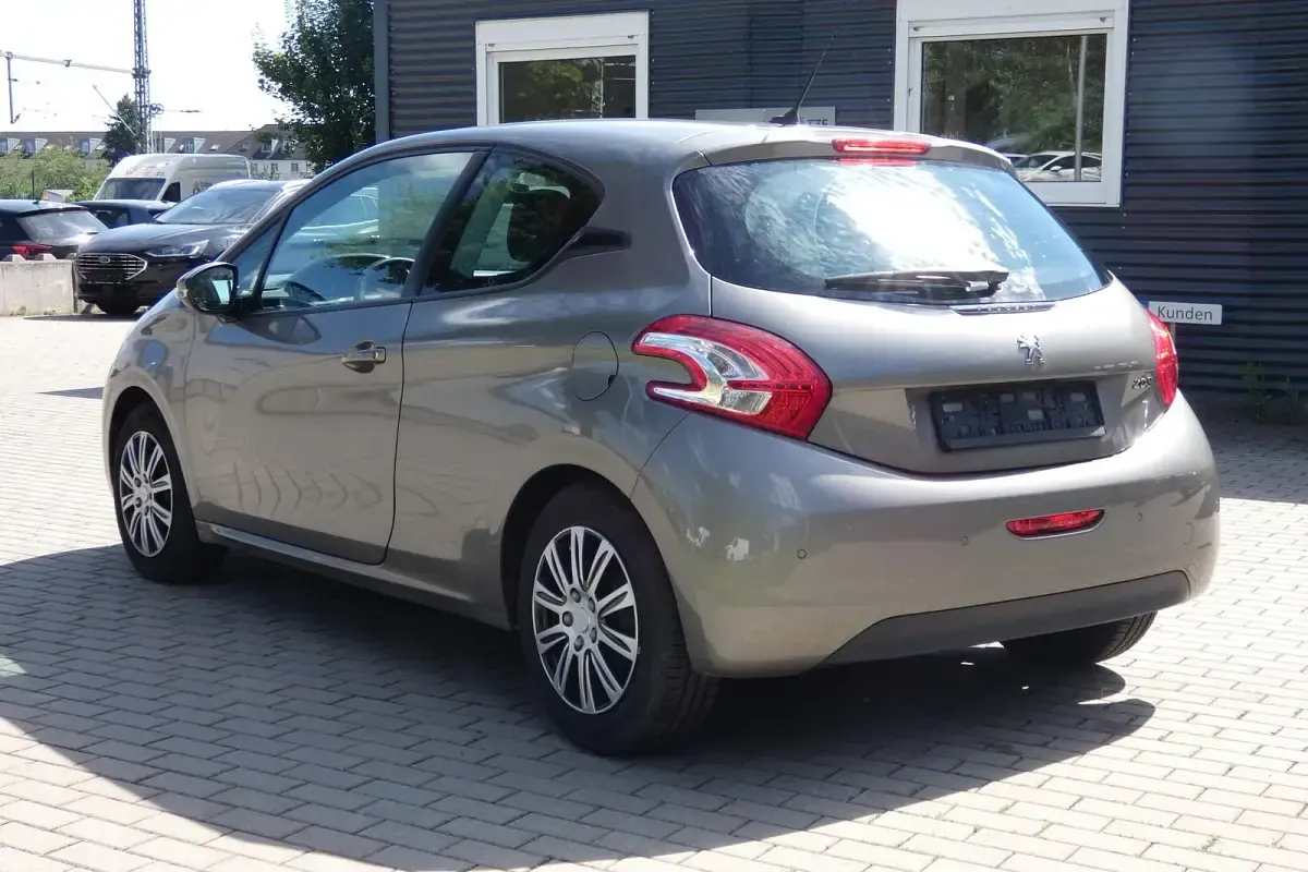 Gebraucht Peugeot 208 Active 82 PS (60 kW) 2014 Spirit grey Kleinwagen