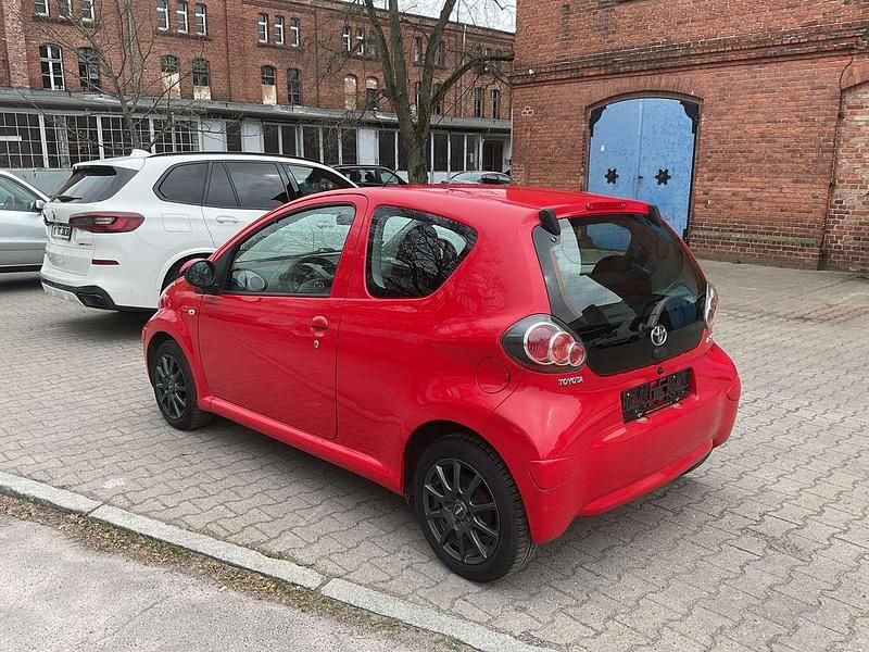 Gebraucht Toyota Aygo 68 PS (50 kW) 2009 Rot Kleinwagen