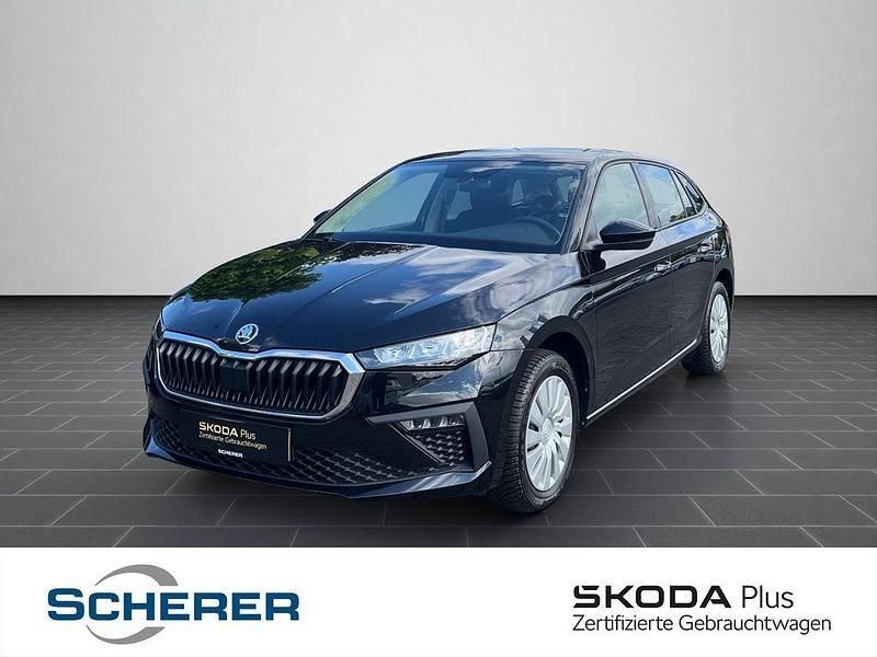 Blackmagic perleffekt (metallic) Gebraucht 2024 Skoda Scala Essence Kleinwagen | 19.780 € (Fairer Preis) - Bild 1/4