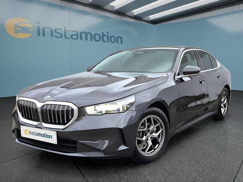 Grau Gebraucht 2024 BMW 520 Limousine | 45.749 € (Superpreis) - Bild 1/4
