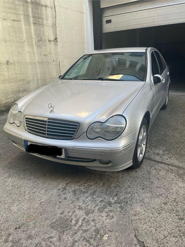 Silber Gebraucht 2003 Mercedes C320 Avantgarde Limousine | 4.700 € (Etwas zu teuer) - Bild 1/4