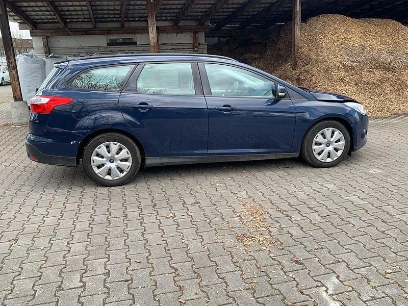 Gebraucht Ford Focus Trend 125 PS (91 kW) 2014 Blau Limousine