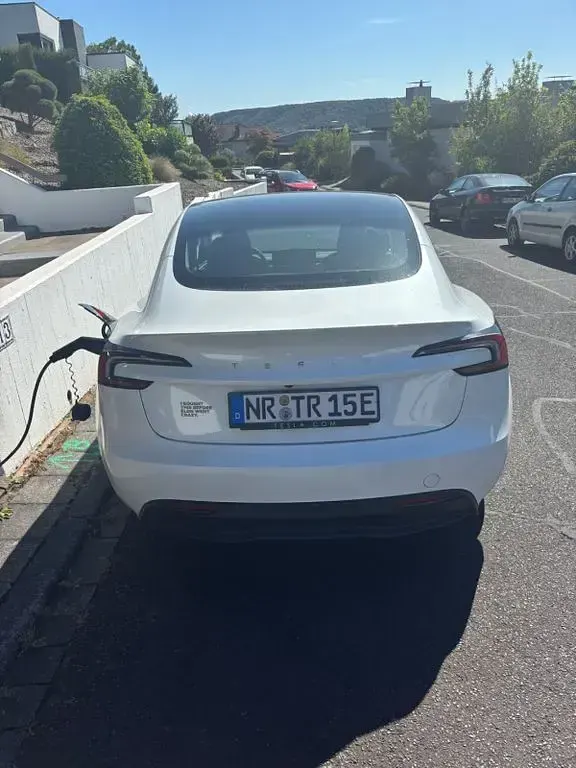 Gebraucht Tesla Model 3 RWD 188 kW (256 PS) 2024 Weiß Limousine