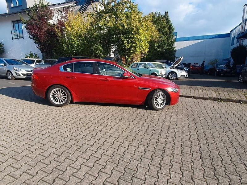 Gebraucht Jaguar XF Prestige 163 PS (119 kW) 2015 Rot Limousine