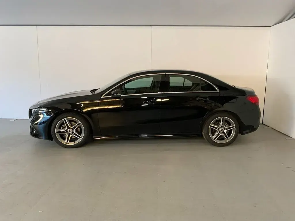 Gebraucht Mercedes A180 AMG 136 PS (100 kW) 2025 Kosmosschwarz metallic Limousine