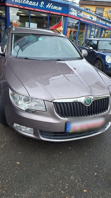 Grau Gebraucht 2011 Skoda Superb Kombi | 5.300 € (Guter Preis) - Bild 1/4