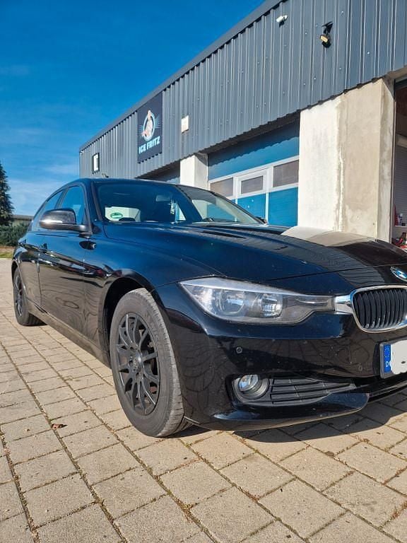Schwarz Gebraucht 2014 BMW 318 Limousine | 8.999 € (Guter Preis) - Bild 1/4
