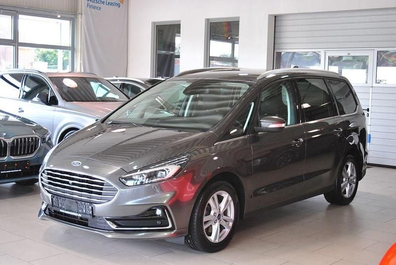 Grau Gebraucht 2023 Ford Galaxy Titanium Van / Kleinbus | 21.990 € (Guter Preis) - Bild 1/4
