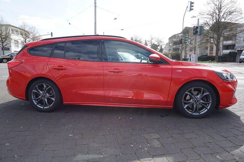 Używany Ford Focus ST-Line 150 KM (110 kW) 2019 Czerwony Sedan/Limuzyna