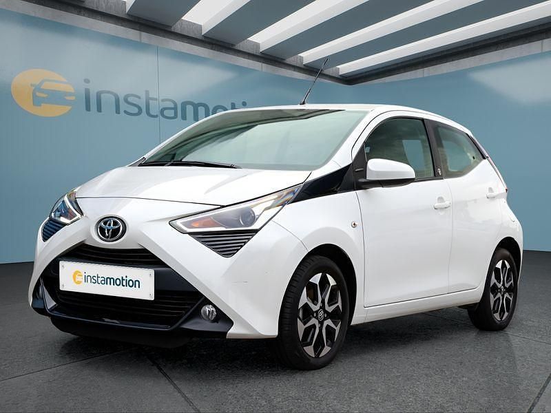 Weiß Gebraucht 2021 Toyota Aygo X-play Kleinwagen | 11.549 € (Fairer Preis) - Bild 1/4