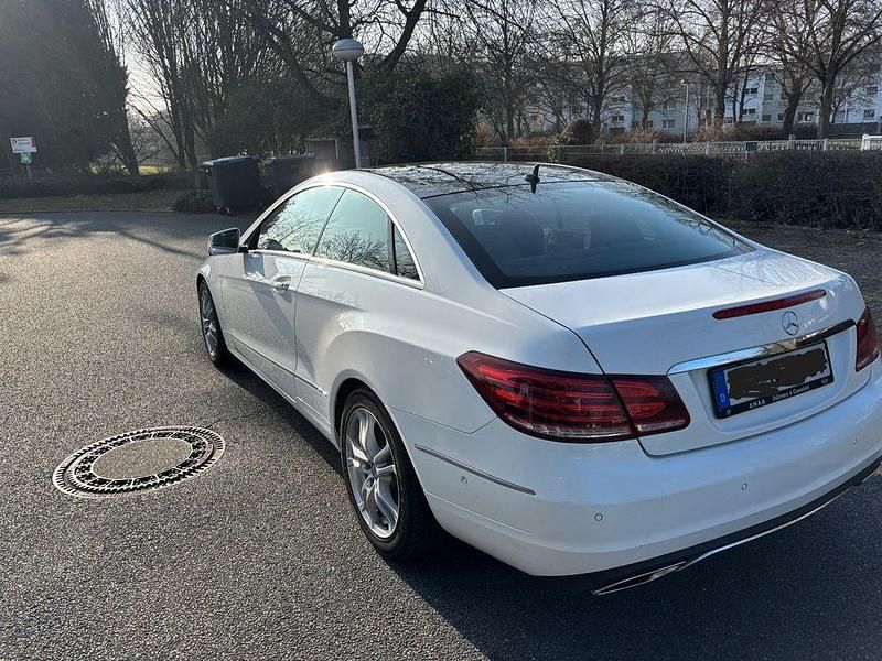 Gebraucht Mercedes E220 170 PS (125 kW) 2013 Weiß Coupé