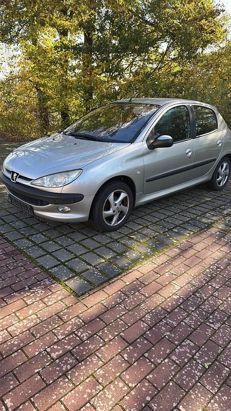 Grau Gebraucht 2004 Peugeot 206 Kleinwagen | 1.150 € (Fairer Preis) - Bild 1/4