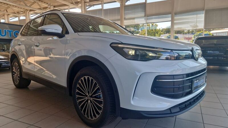 Weiß Gebraucht 2024 VW Tiguan Life SUV | 39.730 € - Bild 1/4