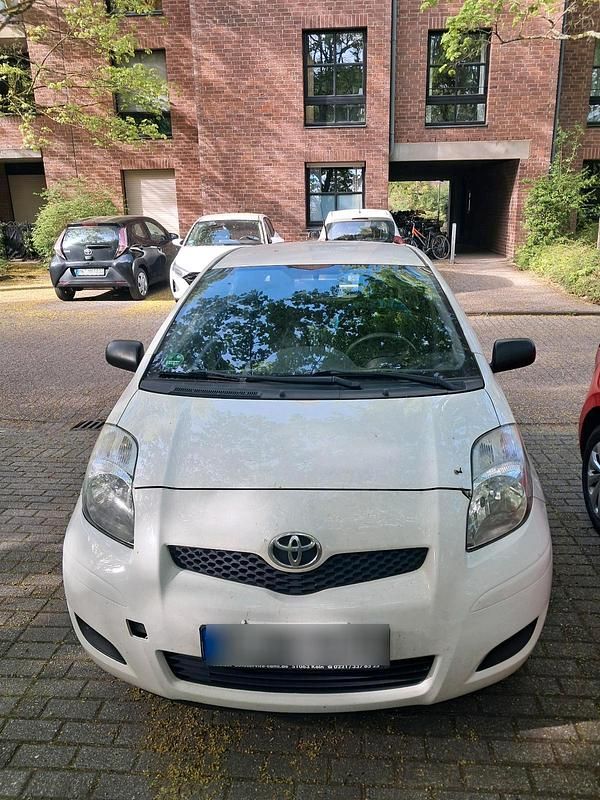 Gebraucht Toyota Yaris 69 PS (50 kW) 2010 Weiß Kleinwagen