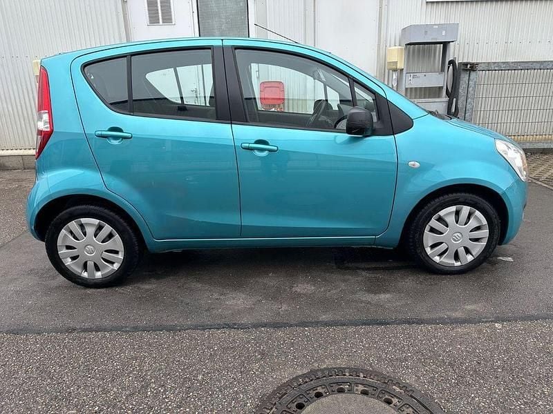Gebraucht Suzuki Splash 86 PS (63 kW) 2009 Blau Kleinwagen