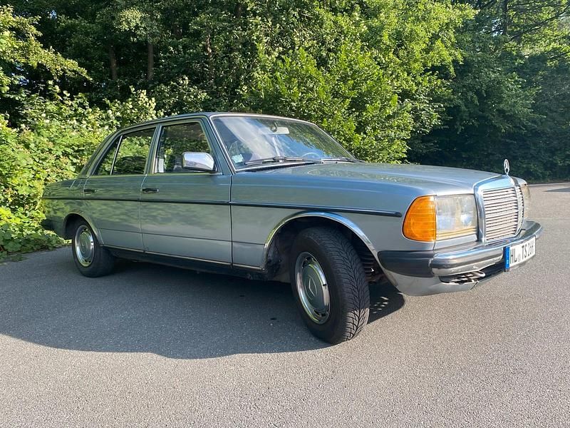 Gebraucht Mercedes 200 109 PS (80 kW) 1981 Blau Limousine